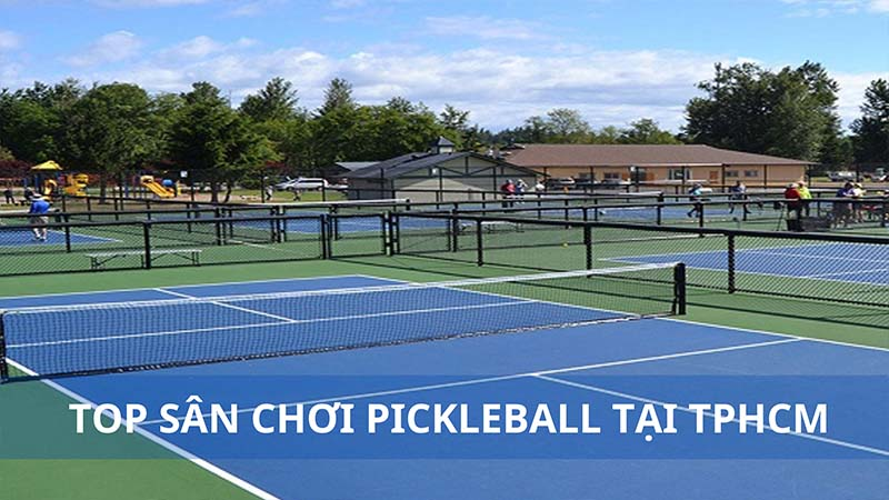 SO SÁNH BÁO GIÁ THI CÔNG SÂN PICKLEBALL VỚI SÂN TENNIS VÀ CẦU LÔNG