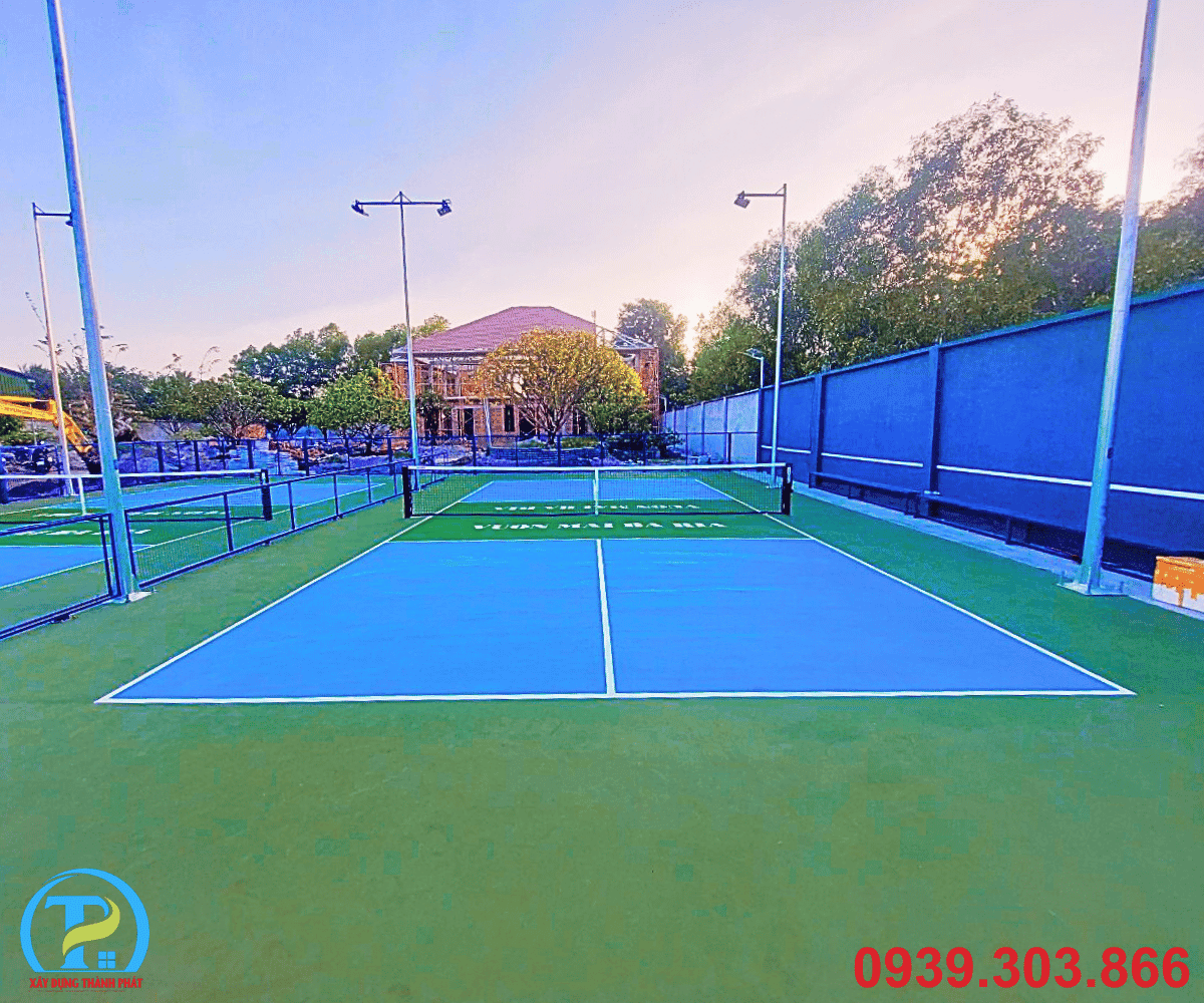 THI CÔNG SÂN PICKLEBALL NGOÀI TRỜI VÀ TRONG NHÀ – ĐÂU LÀ LỰA CHỌN TỐT HƠN?